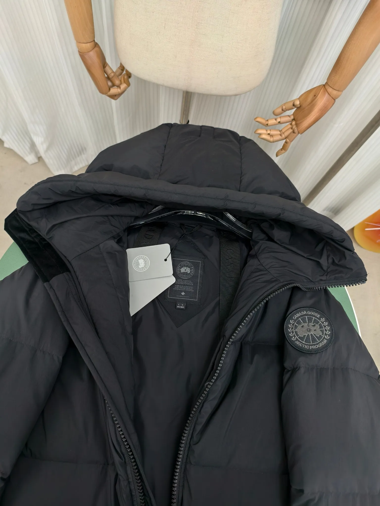 P1040————2800M (same style for men and women) Canada goose Lawrence long down jacket The Lawrence long down jacket provides basic protection for daily adventures and is made of sustainable Enduraluxe fabric with a practical soft touch. It has a quilted body and adjustable hood. Filled with extremely fluffy duck down. The adjustable down-filled connected hood and chin-protecting suede knitted stand-up collar are soft and extra-comfortable. Tapered rib-knit cuffs improve comfort and seal in heat. There are two zippered side vents at the bottom of the jacket for increased range of motion and ventilation. It has a longer hem at the back for added protection and reflective double stripes on the back. Color: black with red label, black with black label, navy blue with red label Size: XS-2XL